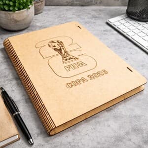 Porta Álbum da Copa em MDF resistente com divisórias internas e acabamento premium.
